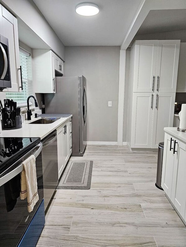 Kylskåp, mikrovågsugn, ugn och spishäll