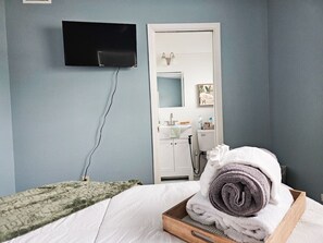 3 bedrooms, desk, iron/ironing board, free WiFi