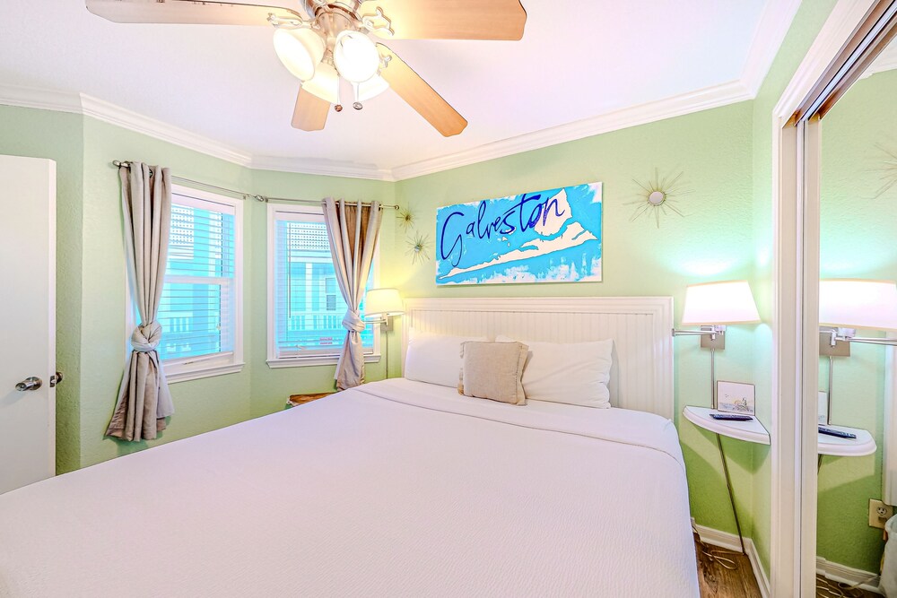 Cozy beachfront condo with Gulf view, pool, hot tub, sun deck