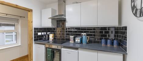 Køleskab, mikrobølgeovn, kaffe-/temaskine, elkedel