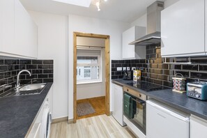 Fridge, microwave, coffee/tea maker, electric kettle - Iconic London Apartment - Excellent Location (London)