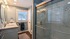 Een douche, een haardroger, handdoeken, toiletpapier