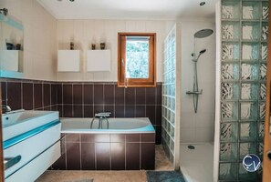 Towels, toilet paper - Maison Avec Piscine, Jacuzzi, Sauna et Billard (Le Thor)