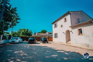 Exterior - Maison Avec Piscine, Jacuzzi, Sauna et Billard (Le Thor)