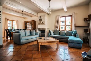 TV - Maison Avec Piscine, Jacuzzi, Sauna et Billard (Le Thor)