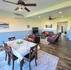 Smart TV, fireplace, DVD player, books - Stunning Views & No Check-Out Chores! (East Wenatchee)