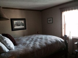 Room with 1 Queen Bed | Free WiFi