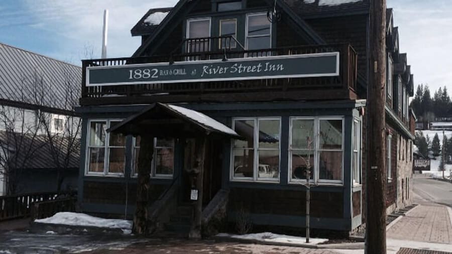 1882 Bar and Grill at River Street Inn