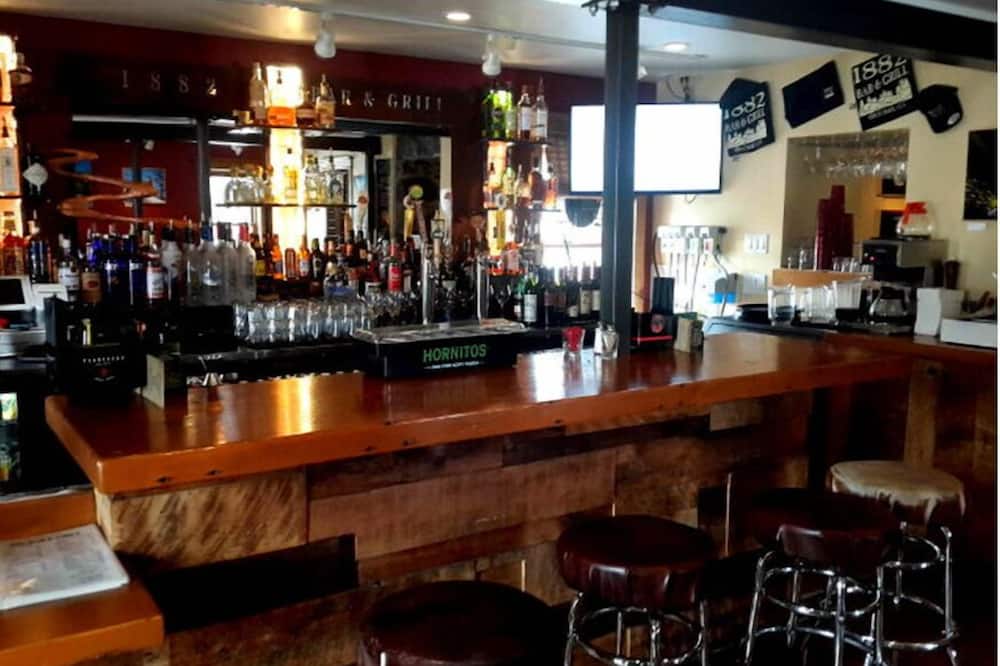 1882 Bar and Grill at River Street Inn