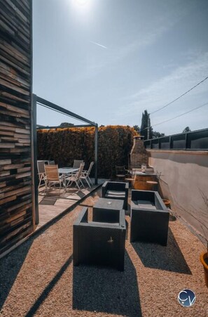 Outdoor dining - Modern villa with Jacuzzi near Avignon (Le Thor)