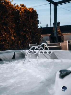 Outdoor spa tub - Modern villa with Jacuzzi near Avignon (Le Thor)