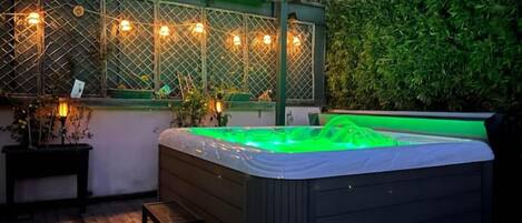 مغطس سبا خارجي