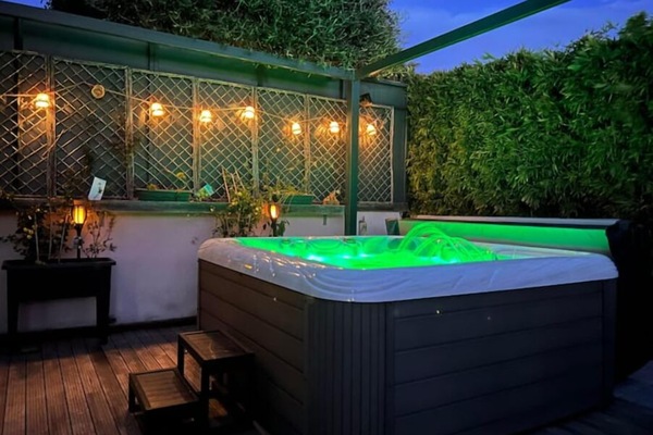 Tina de hidromasaje al aire libre