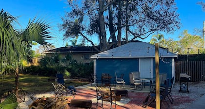 Classic dog-friendly cottage with kitchen, washer/dryer, & central AC