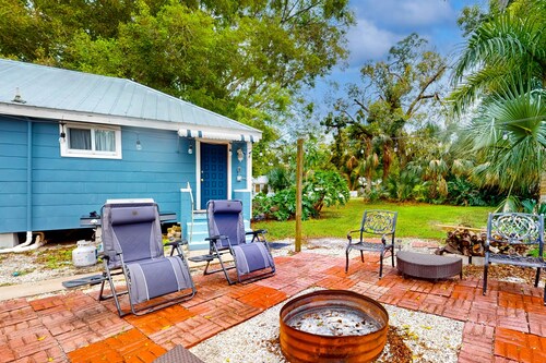 Classic dog-friendly cottage with kitchen, washer/dryer, & central AC