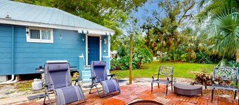 Classic dog-friendly cottage with kitchen, washer/dryer, & central AC