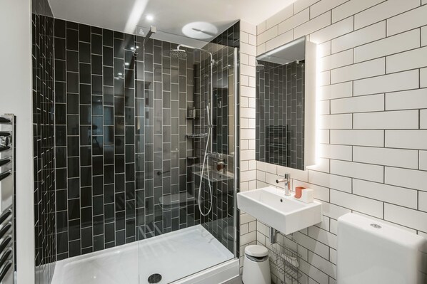 Apartment | Bathroom | Combined shower/tub, deep soaking tub, hair dryer, towels