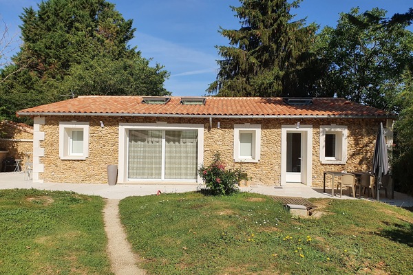 Petit paradis avec parement en pierre