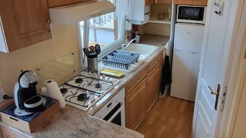 Geladeira, micro-ondas, fogĂŁo, cooktop