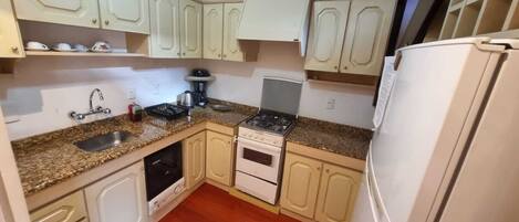 Geladeira, micro-ondas, fogão, cooktop