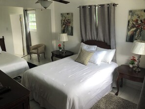 7 chambres, coffre-fort, bureau, fer et planche à repasser