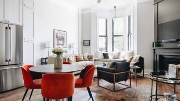 TV connectée, cheminée, livres