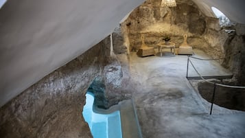 Inomhuspool och en sÀsongsöppen utomhuspool