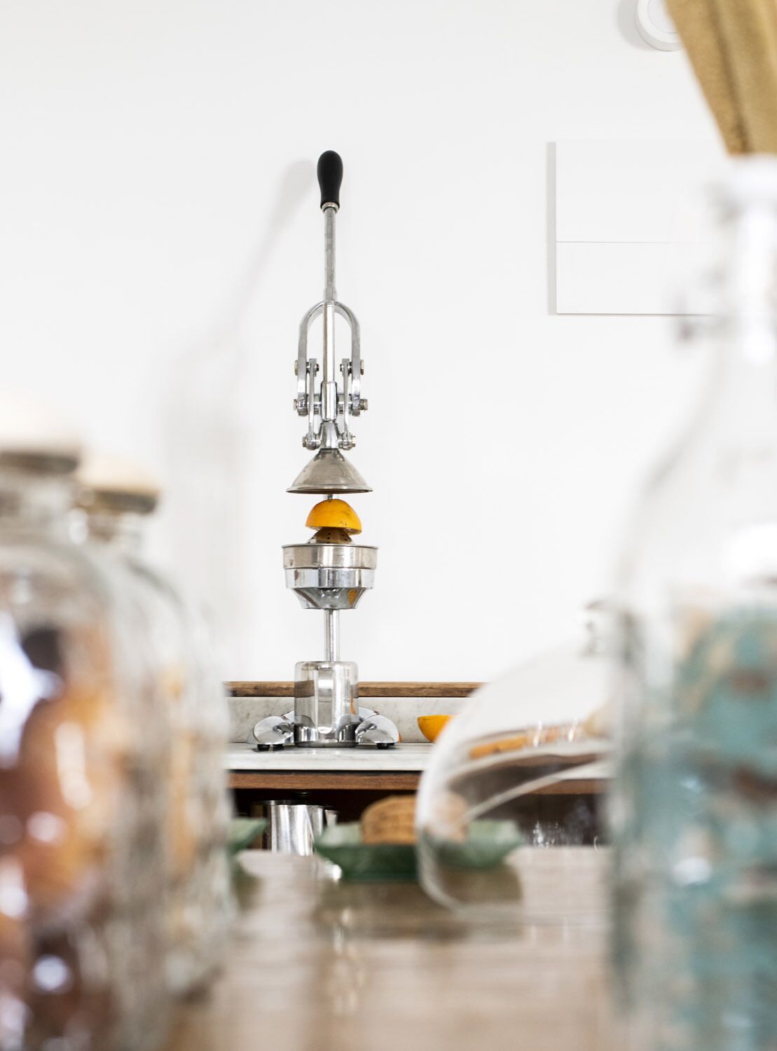 Une cuisine avec un appareil de cuisine en métal, peut-être un robot culinaire, posé sur le plan de travail.