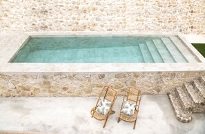 Una piscina techada, una piscina al aire libre de temporada