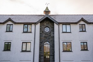 Exterior - No. 5 The Court-with FREE parking (Bowness-on-Windermere)