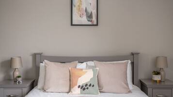 2 quartos, ferros/tábuas de passar roupa, berço de viagem