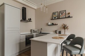 Réfrigérateur, four à micro-ondes, un four, surface de cuisson