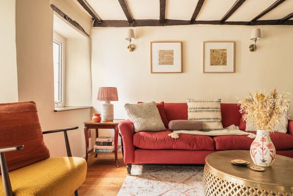 Smart-TV, Kamin, Tischtennisplatte, Bücher