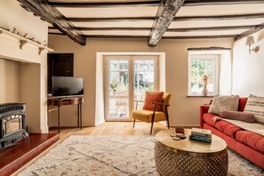 Téléviseur connecté, foyer, table de ping-pong, livres