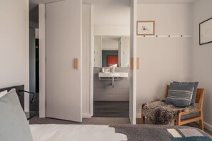 2 bedrooms, desk, iron/ironing board, travel cot