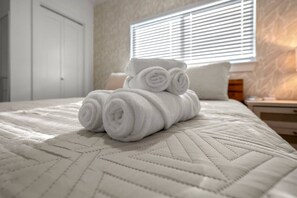 2 habitaciones, tabla de planchar con plancha, cuna de viaje y wifi