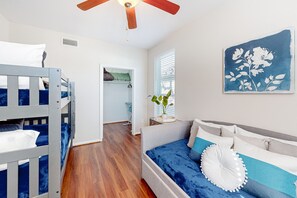 4 bedrooms, iron/ironing board, Internet, bed sheets