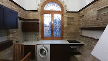 Fridge, oven, stovetop, coffee/tea maker