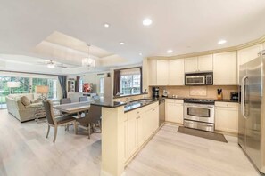 Fridge, microwave, oven, stovetop - Dream vacation condo at resort close to Disney (Reunion)