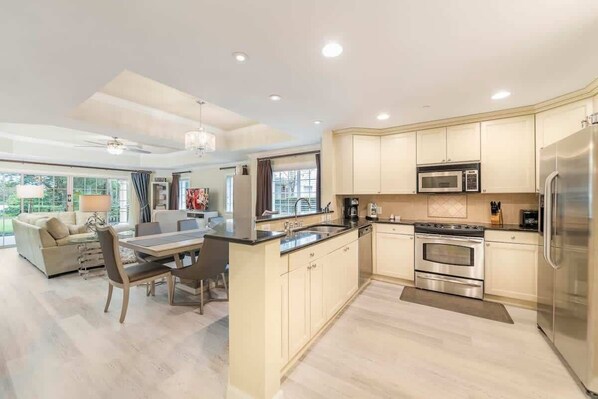 Fridge, microwave, oven, stovetop - Dream vacation condo at resort close to Disney (Reunion)
