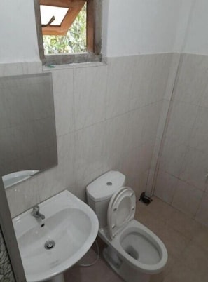 Douche, serviettes fournies, savon, shampoing