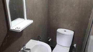 Douche, serviettes fournies, savon, shampoing