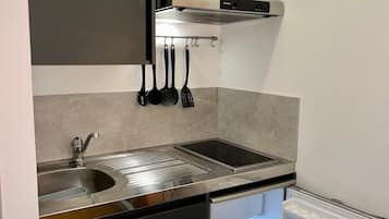 Fridge, microwave, stovetop, coffee/tea maker