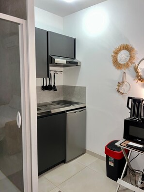 Kjøleskap, mikrobølgeovn, kokeplater og kaffetrakter/tekoker