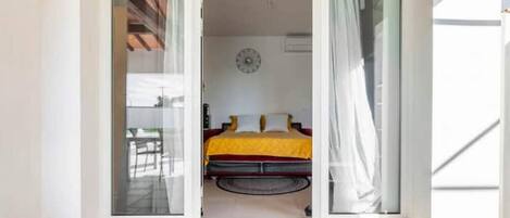 Sistema de insonorización, tabla de planchar con plancha, wifi gratis