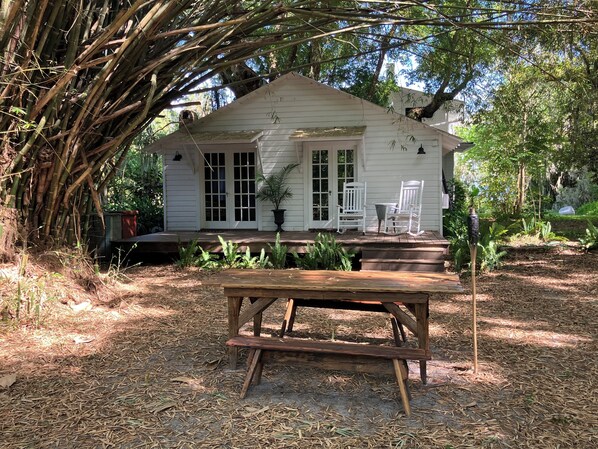 Outdoor dining - Cozy Historic Cottage on a Private Island / Real Old Florida/Close to Springs! (Georgetown)