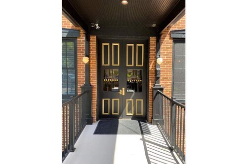 Ulysses Suites, Suite 204