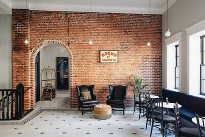 Ulysses Suites, Suite 204