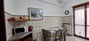 Full-sized fridge, microwave, oven, cookware/dishes/utensils