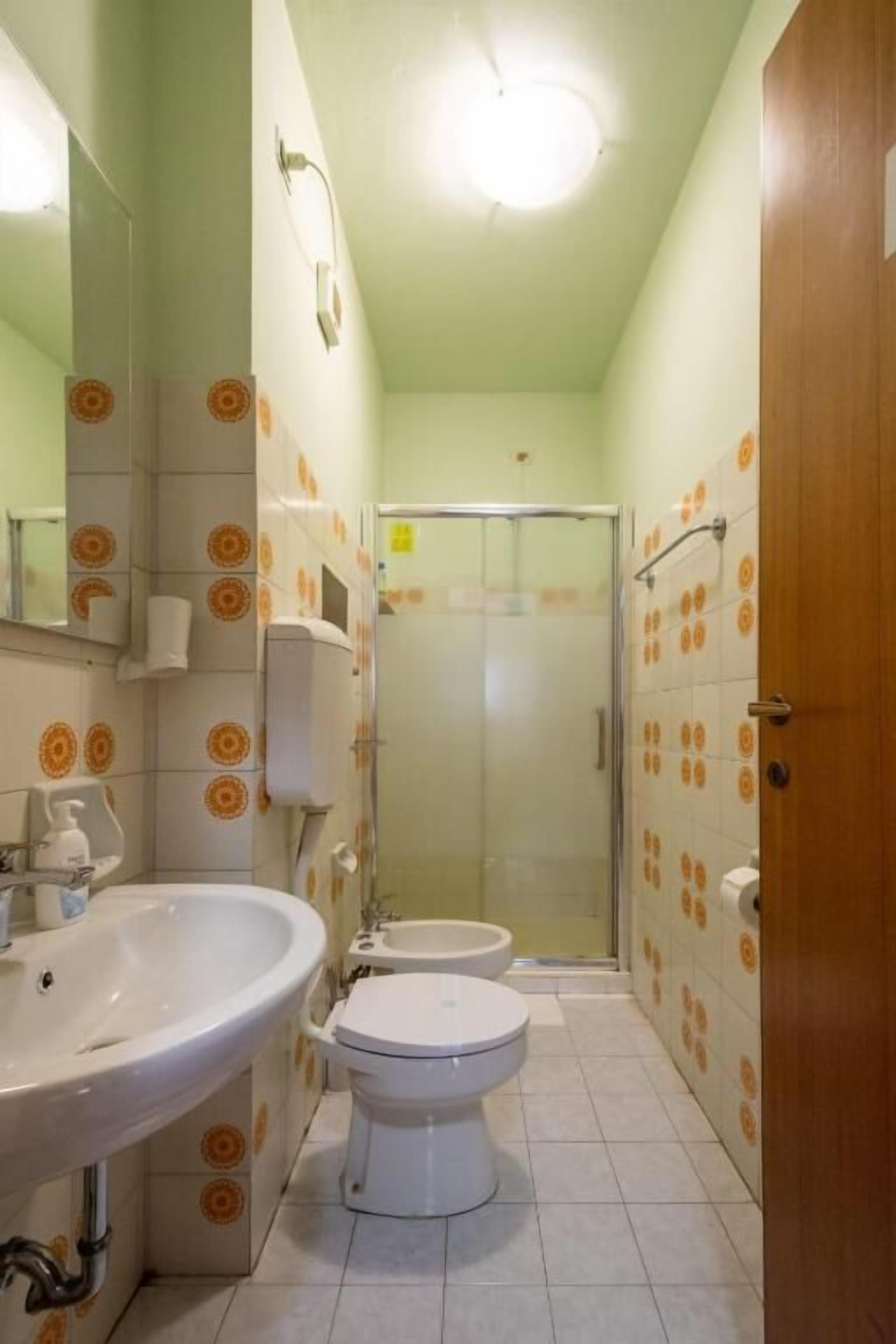 Ein Badezimmer mit Waschbecken, Toilette und Dusche.